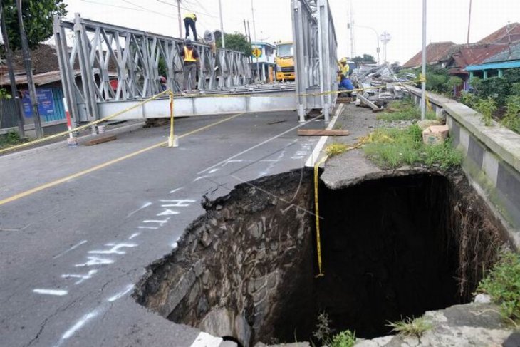 Pemasangan jembatan bailey