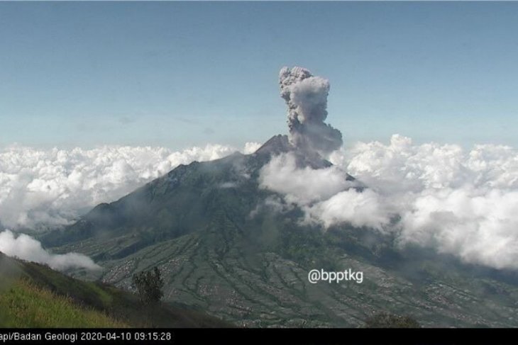 Mt Merapi erupts, sending ash plumes three thousand meters high