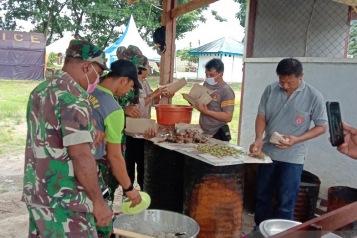 TNI dan Polri buka dapur umum di Teluk Wondama