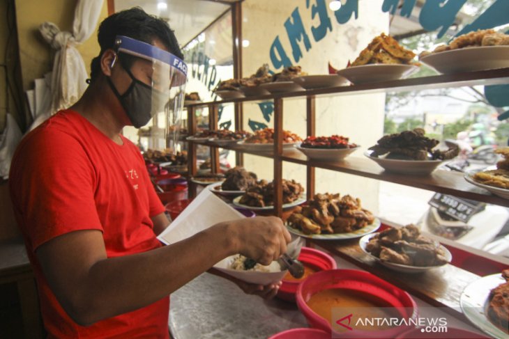 Antisipasi COVID-19, pedagang makanan gunakan alat pelindung wajah