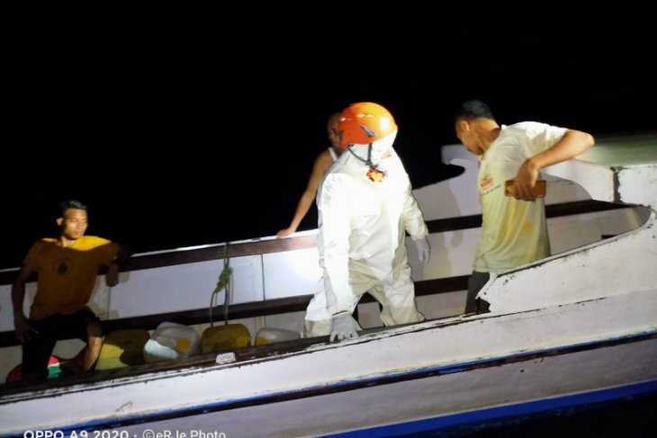 Basarnas Ternate selamatkan penumpang longboat karam di perairan Moti