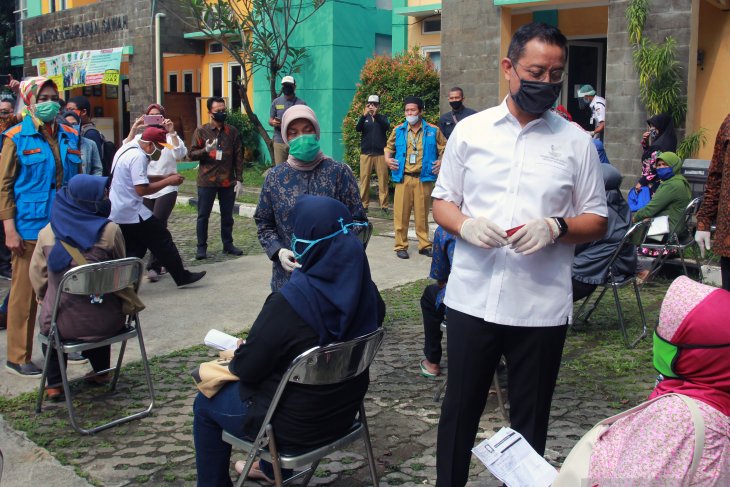 Menteri Sosial bagikan Kartu Keluarga Sejahtera di Tangerang Selatan