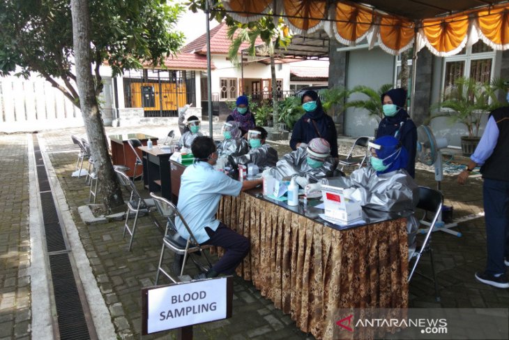 240 pedagang Pasar Mardika di Kota Ambon jalani tes cepat COVID-19