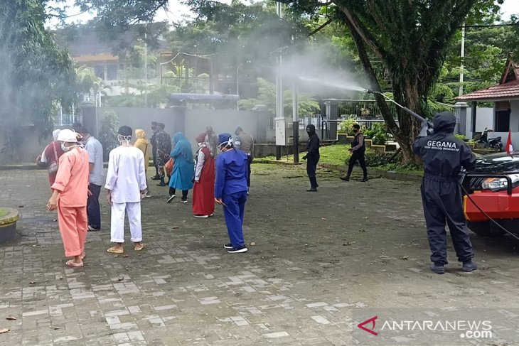 Satuan Brimob Polda Maluku semprotkan disinfektan di sejumlah tempat umum di Ambon