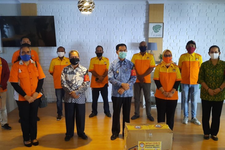 Kosgoro Maluku serahkan bantuan APD bagi tenaga medis di Ambon