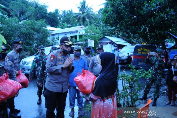 Polisi dan TNI salurkan ratusan paket bantuan bahan pokok di Kota Ambon