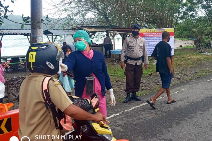 Brimob sosialisasi aturan PSBB untuk pelintas batas Ambon – Maluku Tengah