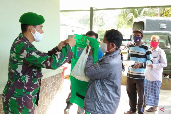 TNI AD bantu APD bagi 100 tukang ojek di Kota Sorong