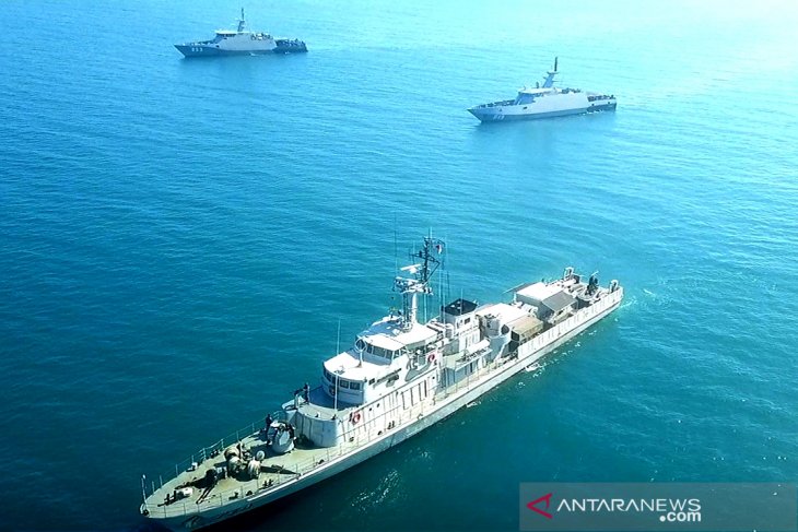 Naval ships perform drill to boost surveillance, war capability