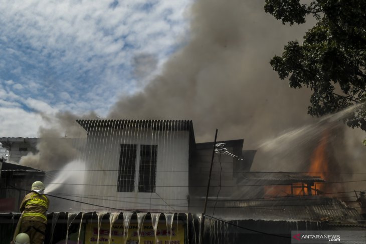 Api hanguskan 40 toko di Manggarai