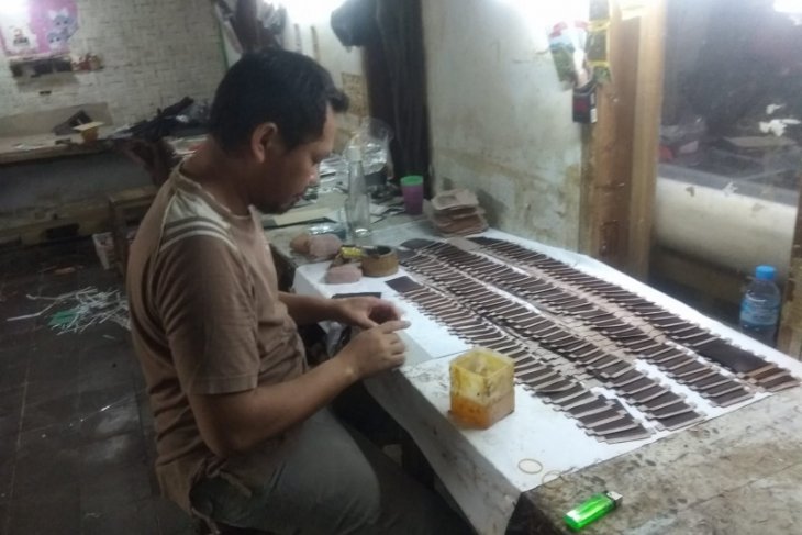 Perajin dompet di Kabupaten Lebak kewalahan layani permintaan pasar
