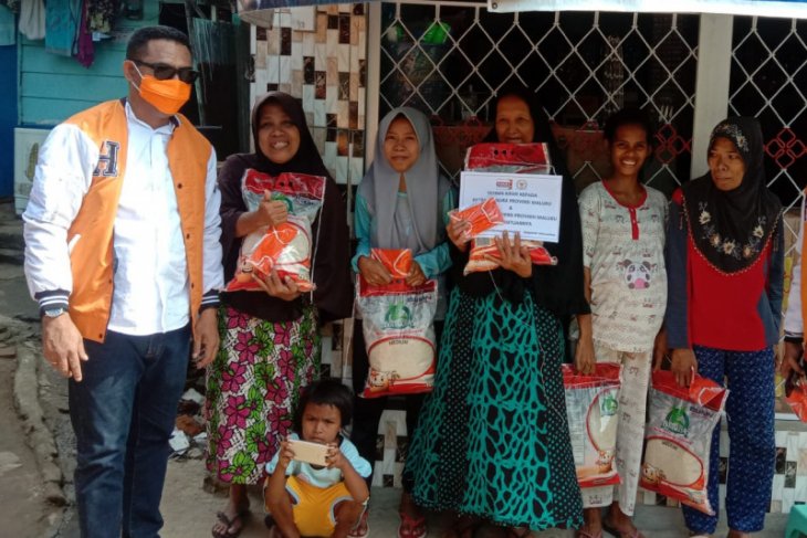 Mahasiswa dan warga di Pulau Ambon terima bantuan kebutuhan pokok