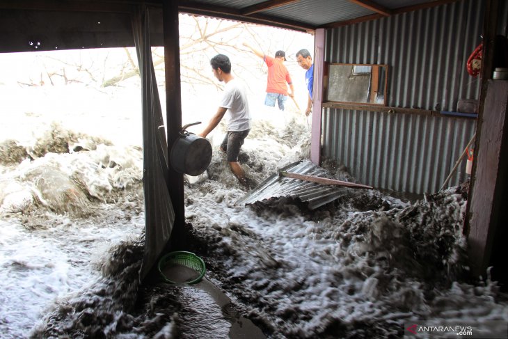 Gelombang pasang di Aceh Barat rusak rumah warga