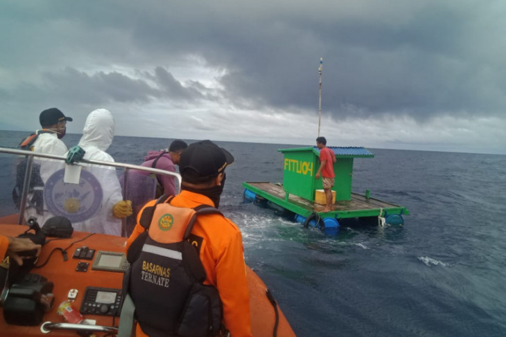 Basarnas Ternate evakuasi dua nelayan asal Fitu
