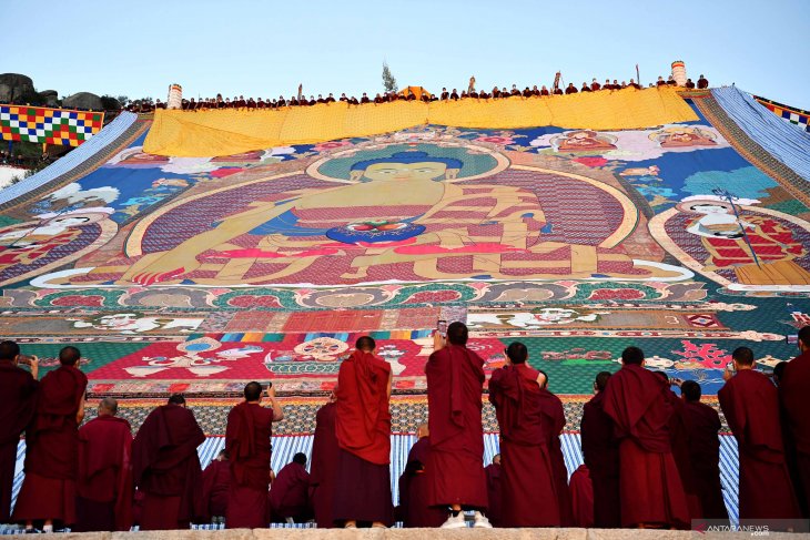 Upacara tradisional Menjemur Buddha di Lhasa