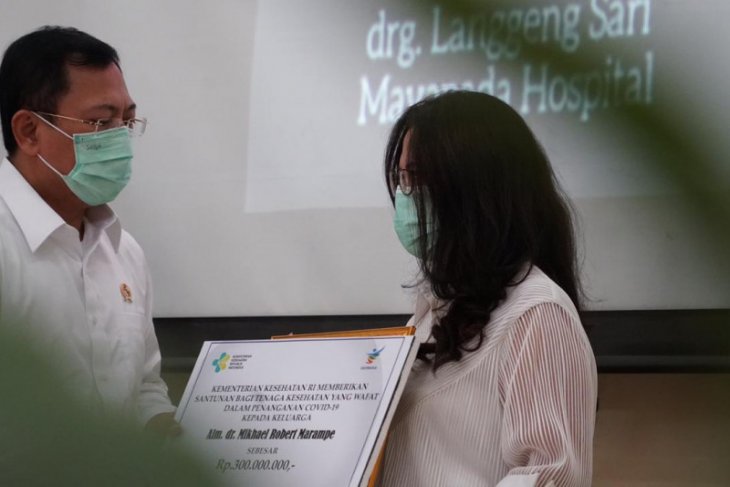 Health Minister bestows awards to honor fallen health medical workers