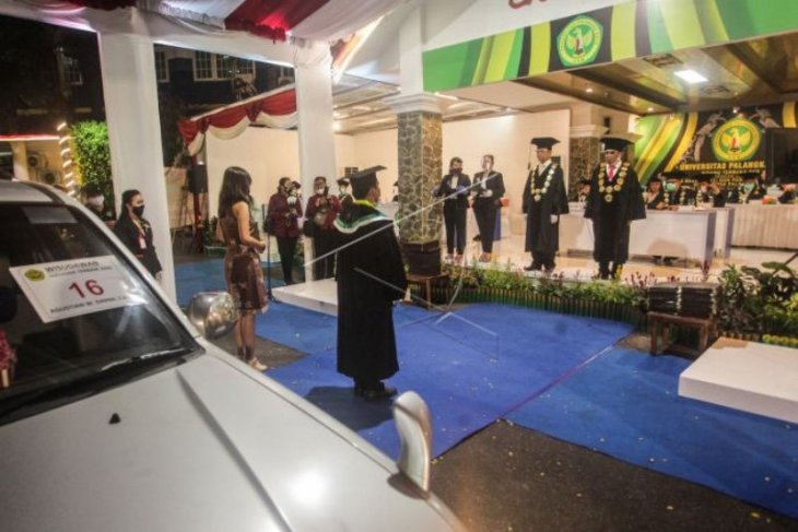 Wisuda Secara Drive Thru di Universitas Palangka Raya