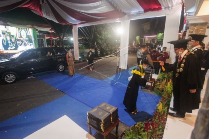 Wisuda Secara Drive Thru di Universitas Palangka Raya