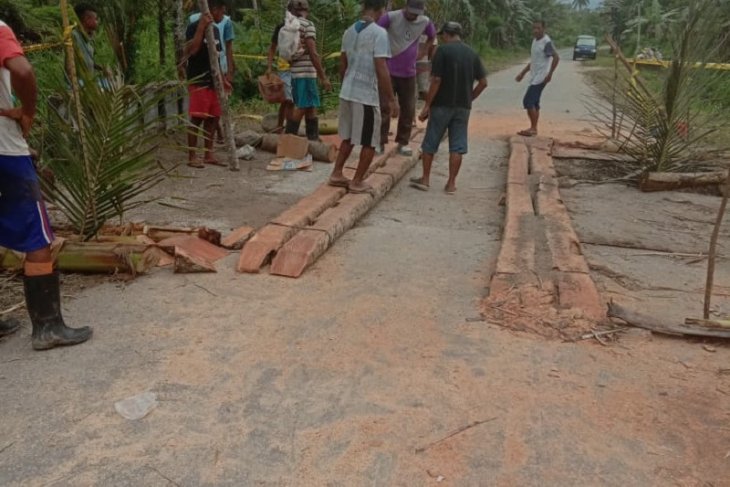 Warga Desa Hatu bantu Polsek Tehoru bangun jembatan darurat