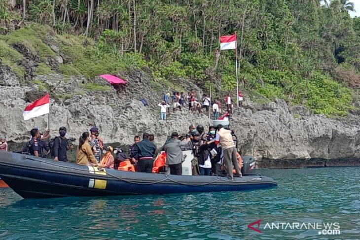 Gubernur Maluku kibarkan bendera Merah Putih di batas Indonesia – Australia
