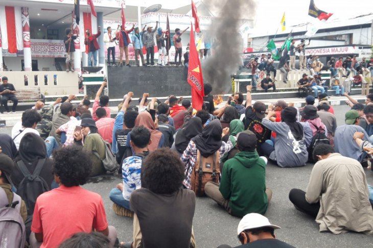 Ratusan mahasiswa di Kota Ternate demo di hari Sumpah Pemuda