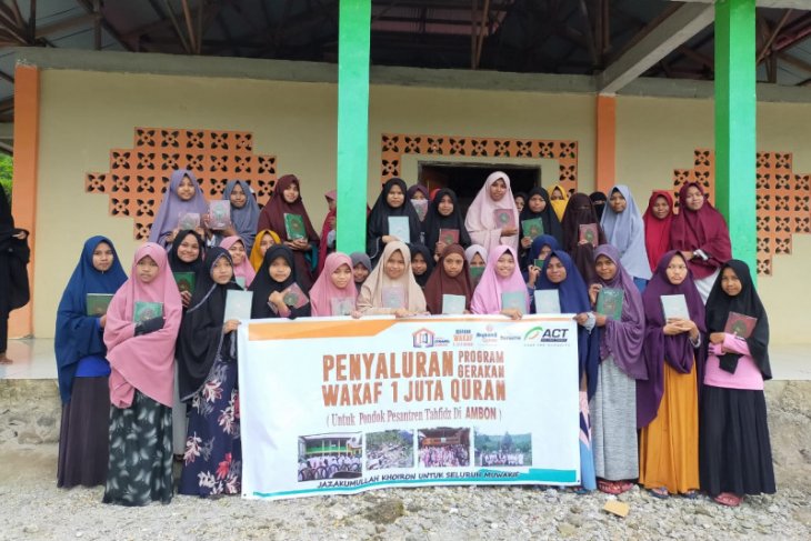 ACT salurkan puluhan Alquran ke pesantren di Maluku Tengah
