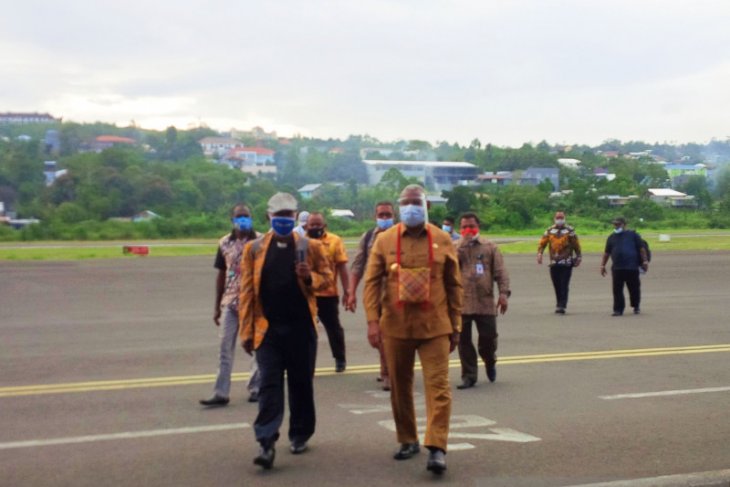 Gubernur ingin perpanjangan runway Bandara Manokwari segera terealisasi