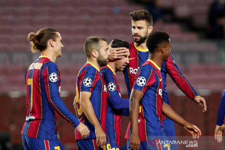 Pique minta Messi bertahan di Barca
