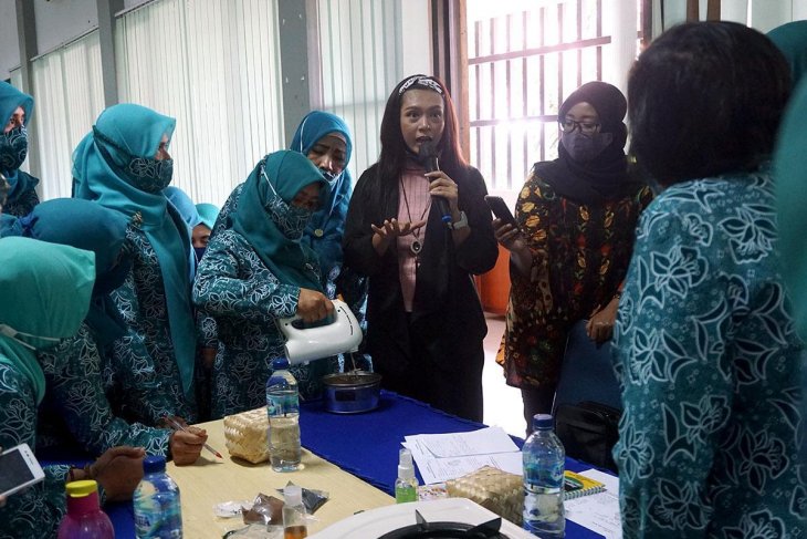 Anggota PKK Kota Kediri dilatih membuat sabun dari jelantah