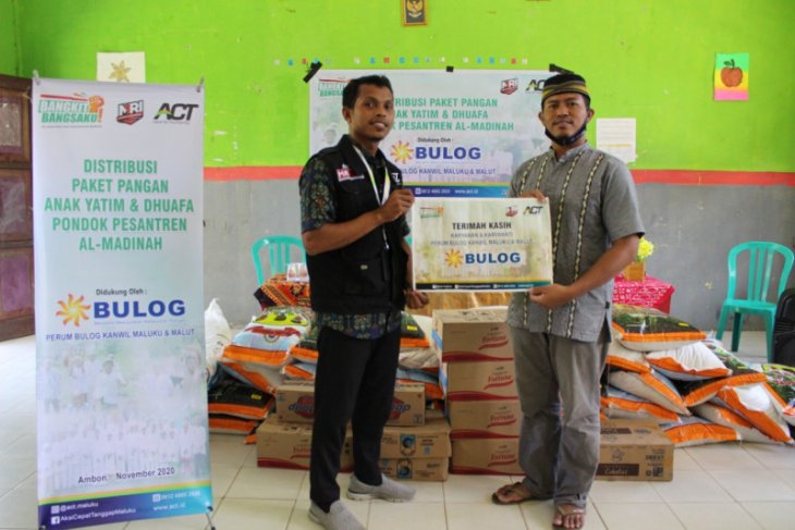 ACT-Bulog Maluku salurkan bantuan pangan untuk santri di Ambon
