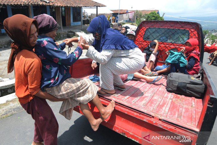 Status Gunung Merapi siaga, warga di Tlogolele Boyolali mulai dievakuasi