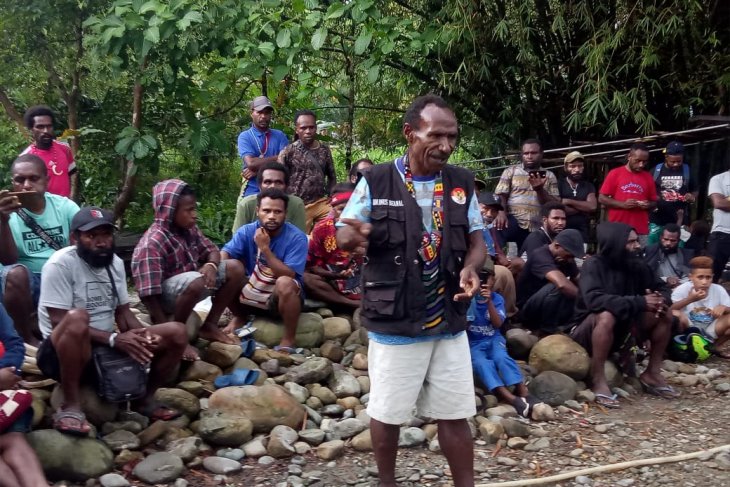 Pemkab Mimika koordinasi dengan TNI-Polri kembalikan warga Banti