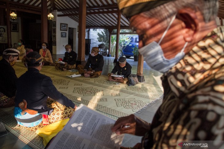 Tradisi membaca tembang macapat di Keraton Kasunanan Surakarta