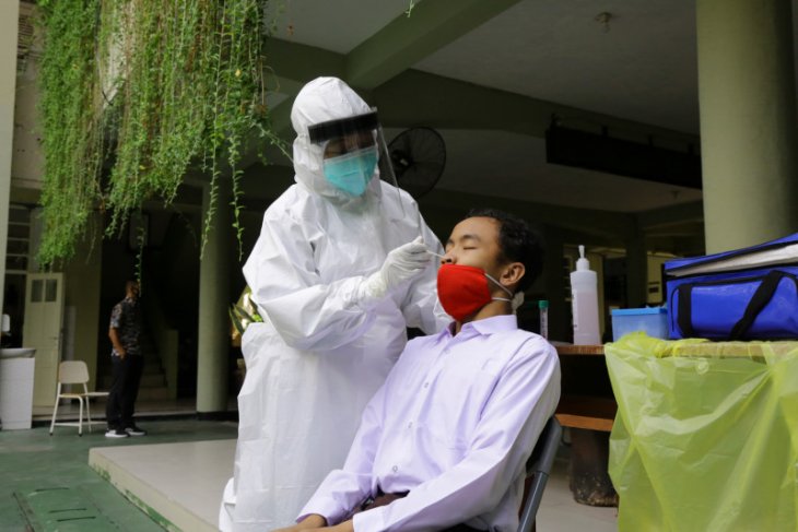 Ribuan pelajar SMP di Surabaya periksa swab jelang sekolah tatap muka