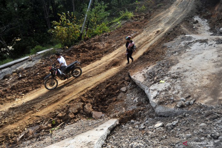 Sejumlah titik jalan di kawasan Geopark Silokek kondisinya rusak berat