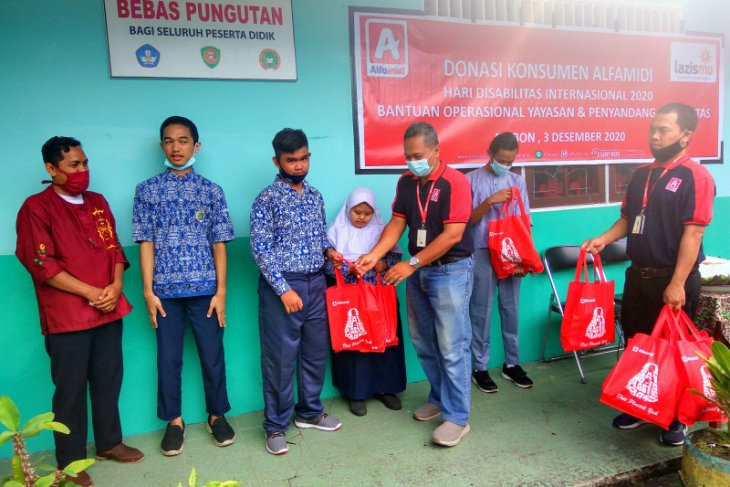 Alfamidi Ambon salurkan donasi konsumen kepada siswa penyandang disabilitas di Ambon