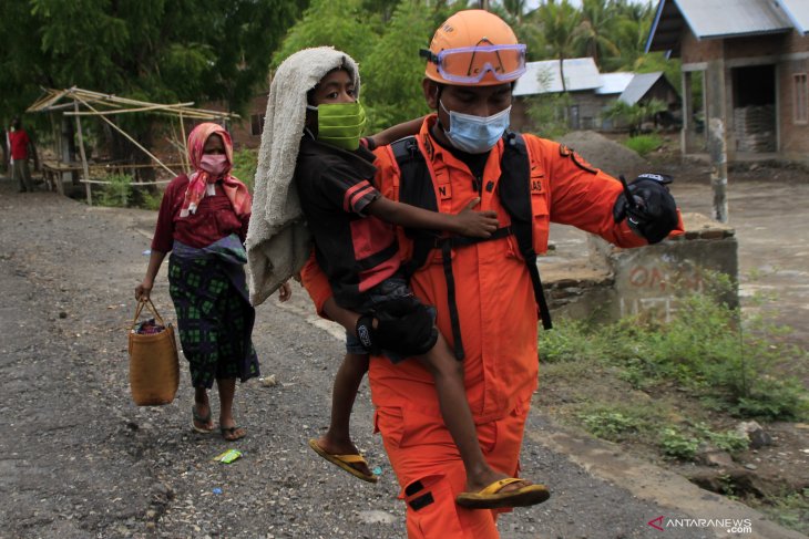 Evakuasi warga korban erupsi Gunung Ili Lewotolok