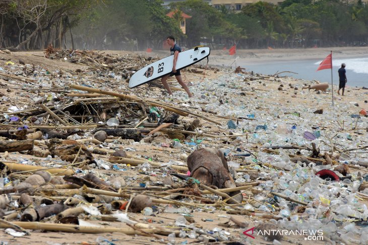 Penampakan Pantai Kuta yang tertutup sampah