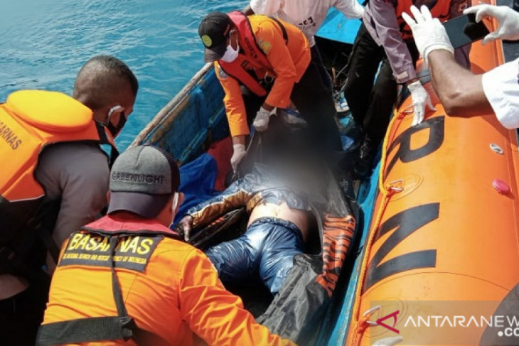 Tim SAR evakuasi jasad nelayan yang dilaporkan hilang