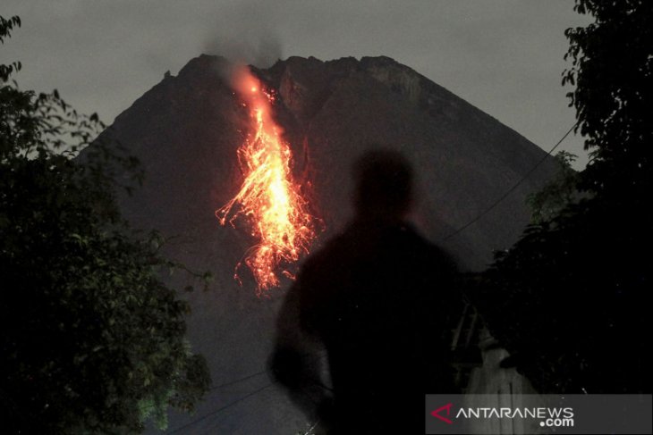 Gunung Merapi keluarkan lava pijar dan awan panas