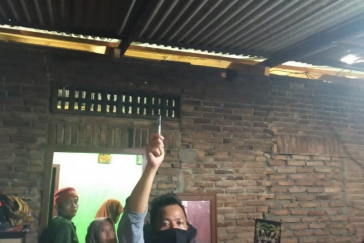 Seorang pemuda warga Desa Sendang Rejo, Bin
</div> <div class=