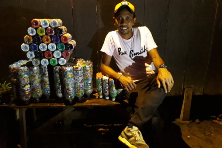 Georgie Manuhuwa, si pemburu sampah plastik di Kota Ambon