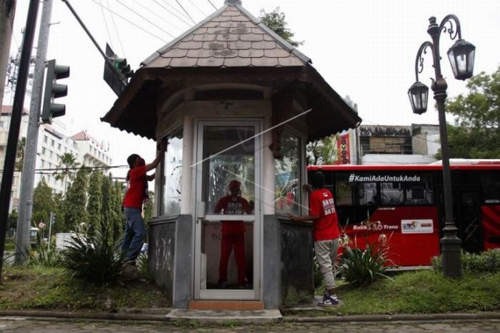 Membersihkan coretan pada bangunan fasilitas umum