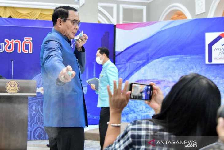 Hindari jawab perombakan kabinet, PM Thailand semprot jurnalis dengan disinfektan