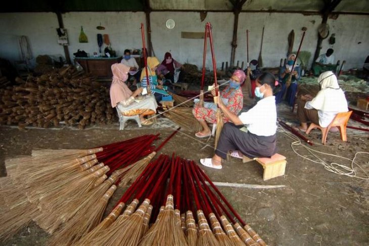 Sapu berbahan merang gandum