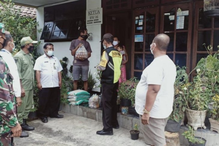 Bahan pokok untuk warga yang jalani isolasi mandiri di Kota Kediri terus dilanjutkan