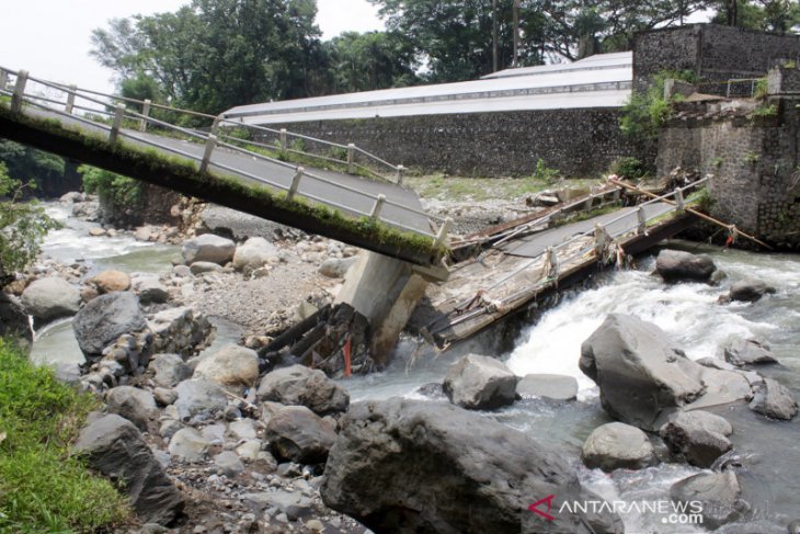 Diterjang banjir, jembatan di Pasuruan ambrol