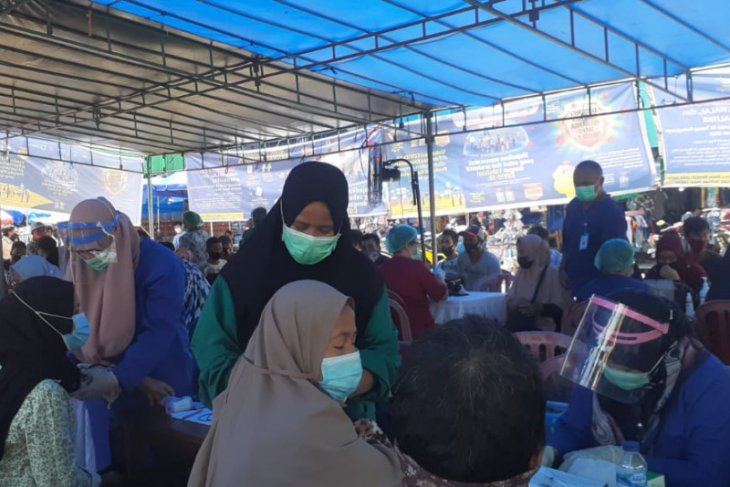Ratusan pedagang di Pasar Mardika Ambon divaksin COVID-19