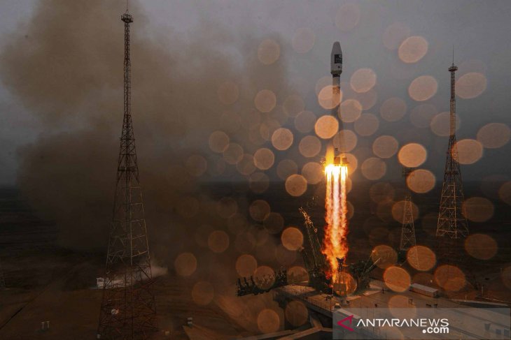 Roket Soyuz-2.1a Rusia meluncur ke orbit