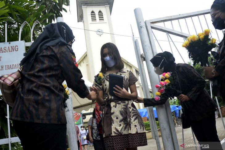 Aksi solidaritas kerukunan beragama di Gereja Katedral Makassar